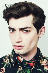 Mens Medium Length hairstyles and haircuts